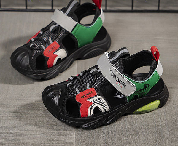 Παιδικά πέδιλα κλειστά από οικολογικό δέρμα με επιγραφή και κορδόνια