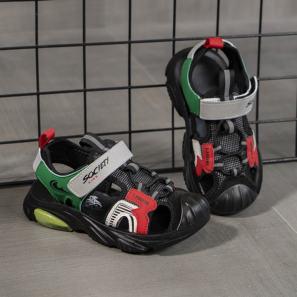 Παιδικά πέδιλα κλειστά από οικολογικό δέρμα με επιγραφή και κορδόνια