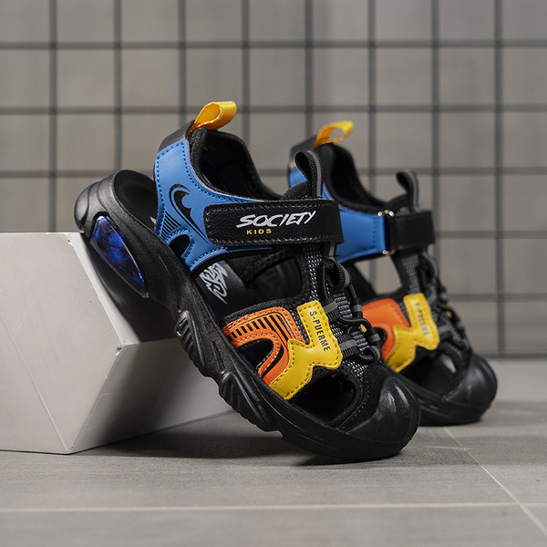 Παιδικά πέδιλα κλειστά από οικολογικό δέρμα με επιγραφή και κορδόνια