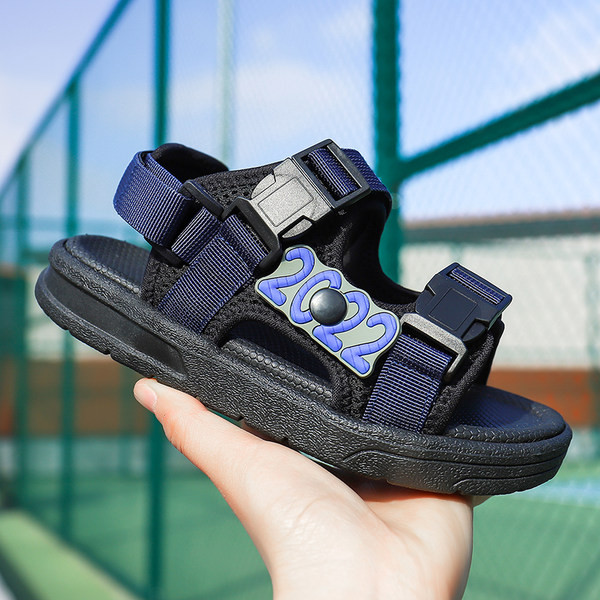 Gyerekszandál foltokkal és lapos talppal, fekete színben