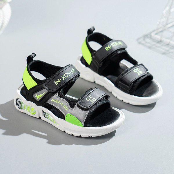 Feliratos, lapos talpú bőrszandál fiúknak