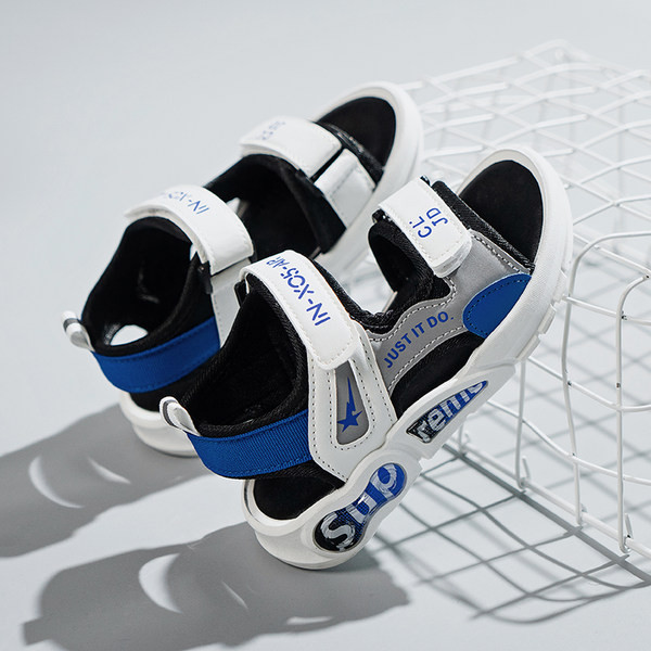 Feliratos, lapos talpú bőrszandál fiúknak