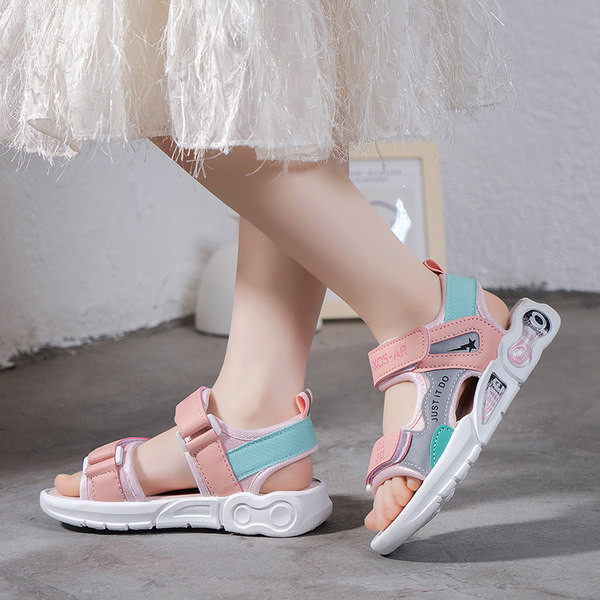 Feliratos, lapos talpú bőrszandál fiúknak