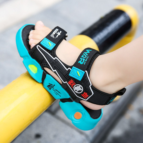 Lezser szandál fiúknak felirattal a talpán