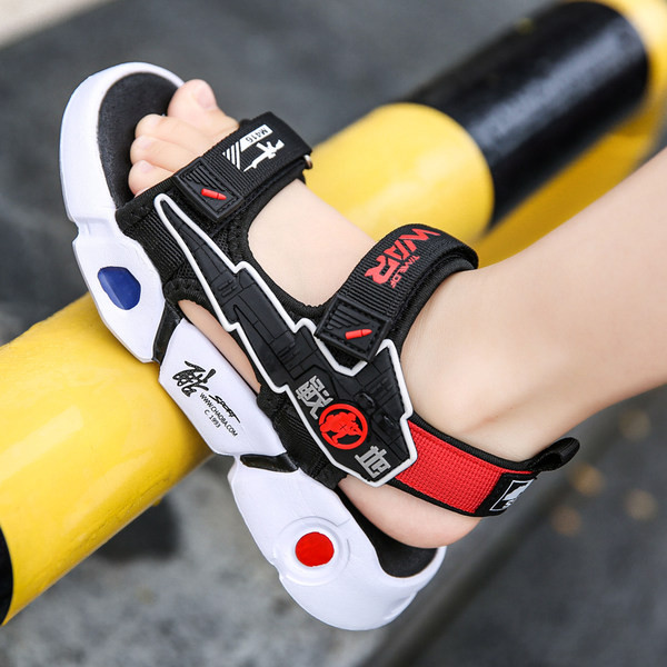 Lezser szandál fiúknak felirattal a talpán