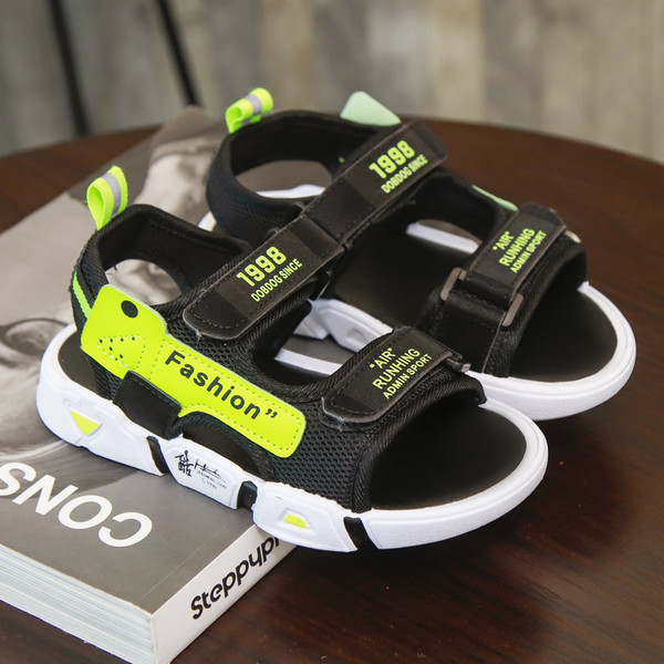 Fekete matricákkal és feliratokkal ellátott gyerekszandál