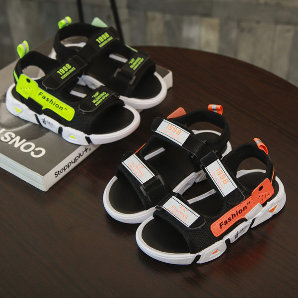 Fekete matricákkal és feliratokkal ellátott gyerekszandál