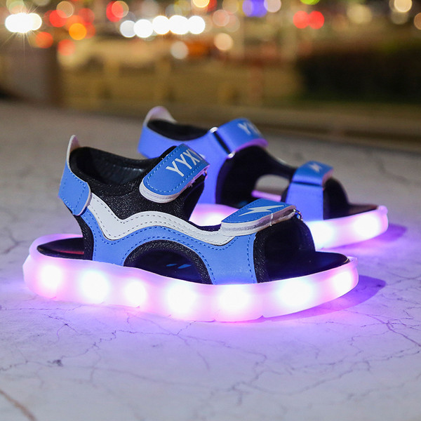 Gyermekszandál világító talppal és feliratokkal