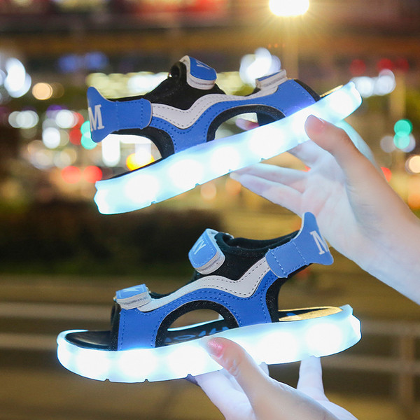 Gyermekszandál világító talppal és feliratokkal