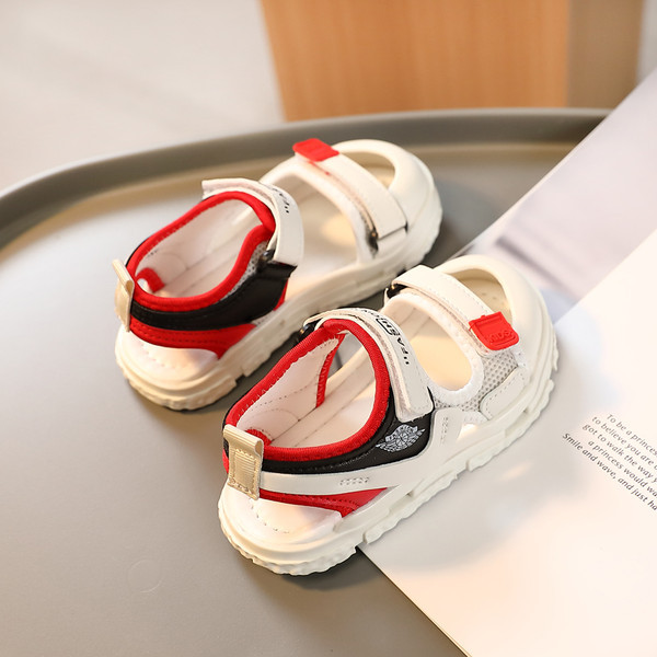 Gyerekszandál gumitalppal és lábujjvédővel