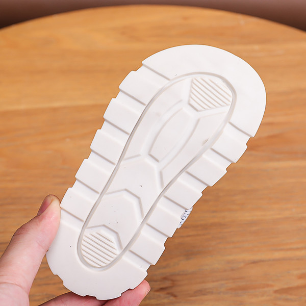 Hálós szandál és felirat