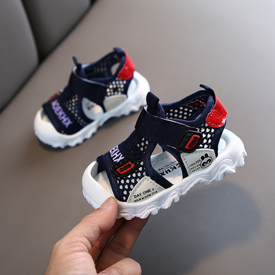 Nyári szandál hálóval és emblémával fiúknak