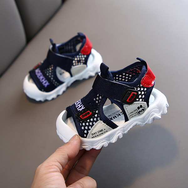 Nyári szandál hálóval és emblémával fiúknak