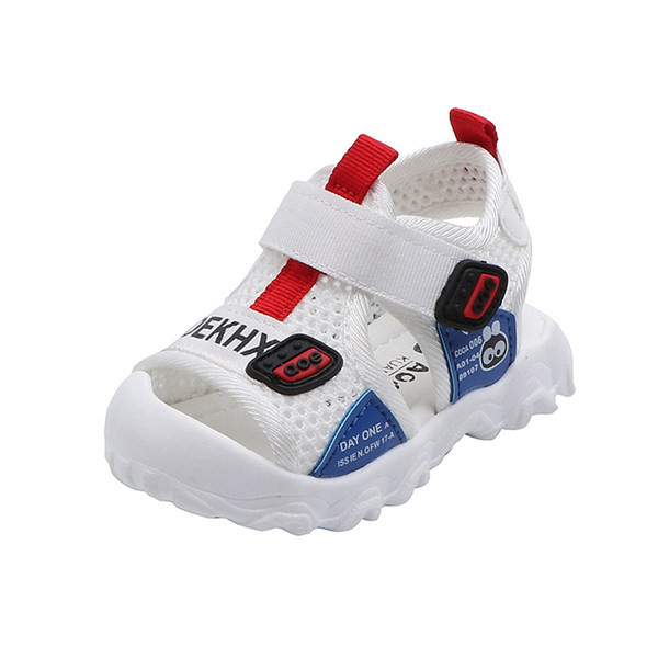 Nyári szandál hálóval és emblémával fiúknak