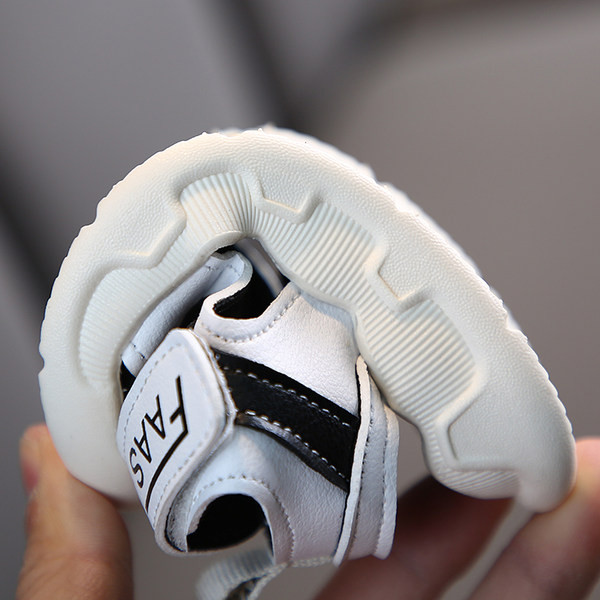 Fiúknak megfelelő matricás gyerekszandál