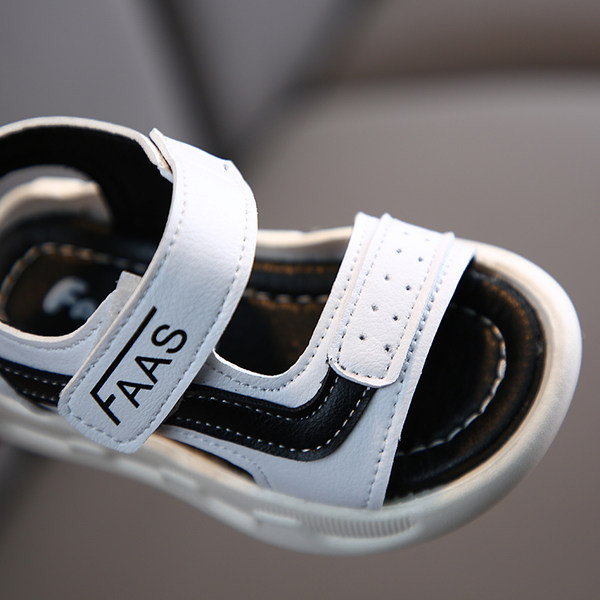 Fiúknak megfelelő matricás gyerekszandál