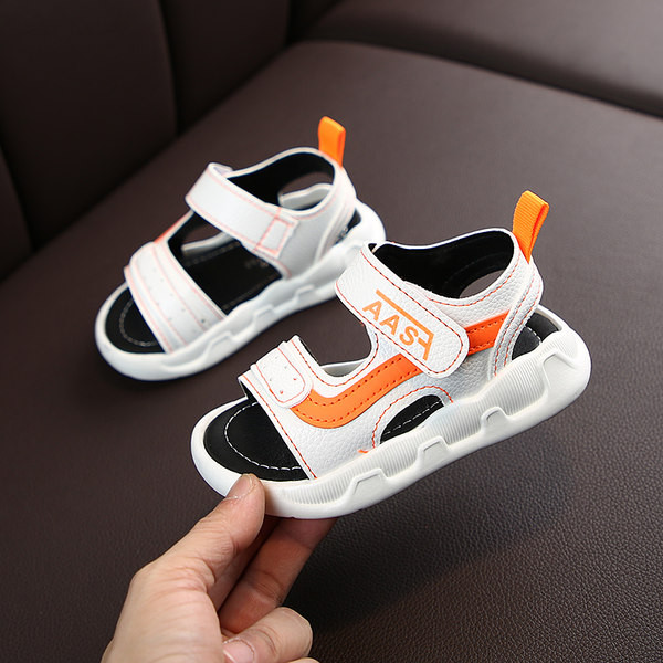 Bőr szandál fiúknak lapos talppal és felirattal