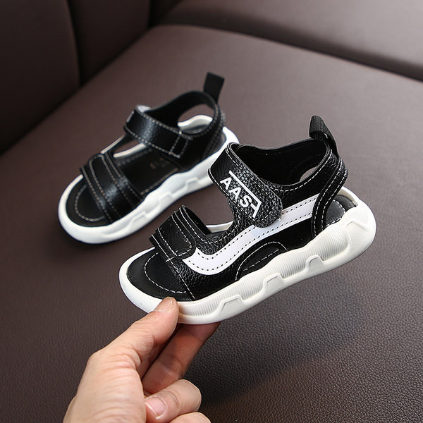 Bőr szandál fiúknak lapos talppal és felirattal