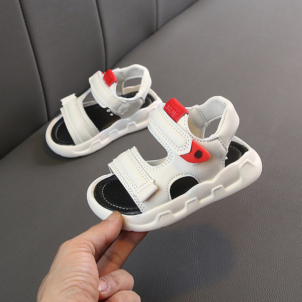 Alkalmi gyerekszandál műbőrből, lapos talppal