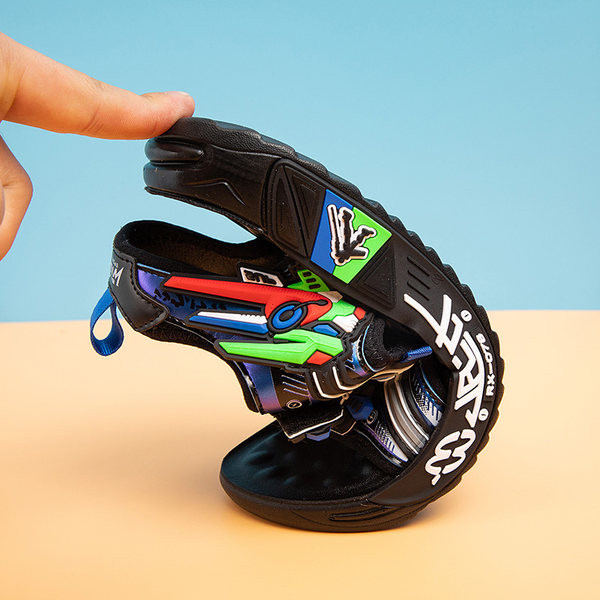 Új fiú szandál modell színes mintával