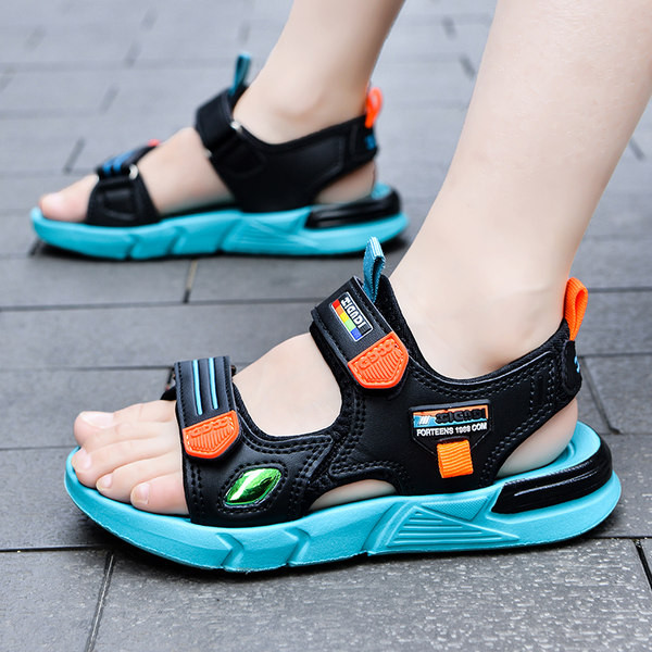 Textil szandál fiúknak lapos talppal, 3D díszítéssel