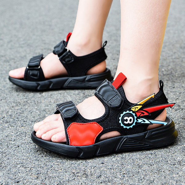 Textil szandál fiúknak lapos talppal, 3D díszítéssel