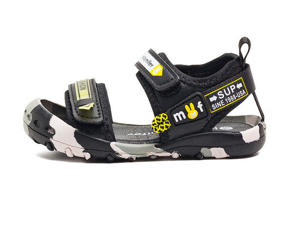 Fekete folttal ellátott gyerekszandál