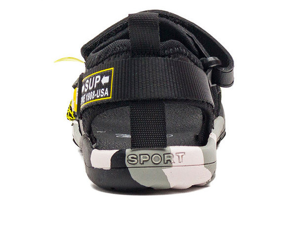 Fekete folttal ellátott gyerekszandál