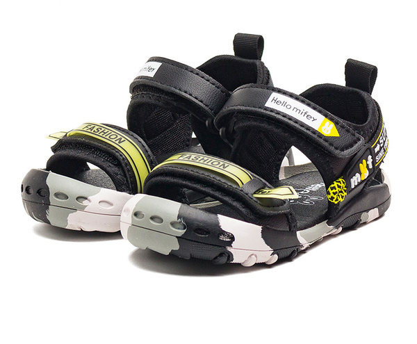 Fekete folttal ellátott gyerekszandál