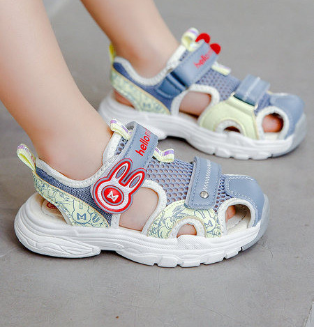 Gyerekhálós szandál három színben matricákkal