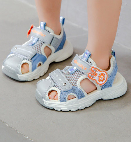 Gyerekhálós szandál három színben matricákkal