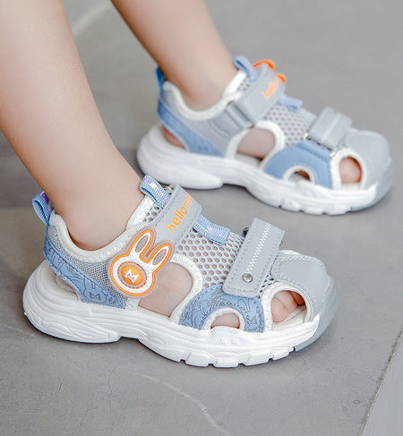 Gyerekhálós szandál három színben matricákkal