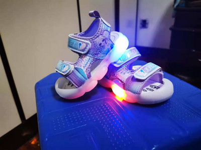 Suvised värvilised hõõguvate taldadega sandaalid