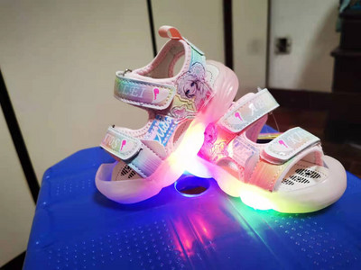 Suvised värvilised hõõguvate taldadega sandaalid