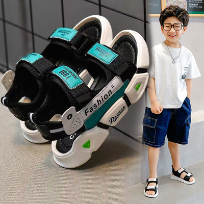 Gyerekszandál durva talppal, feliratokkal