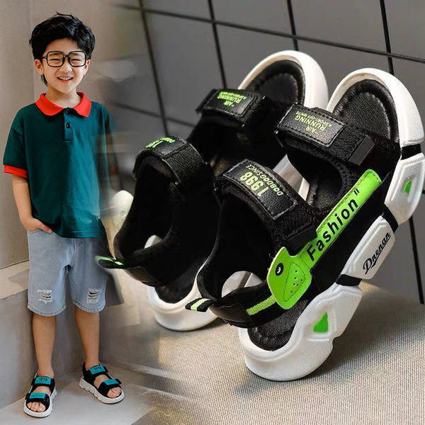 Gyerekszandál durva talppal, feliratokkal