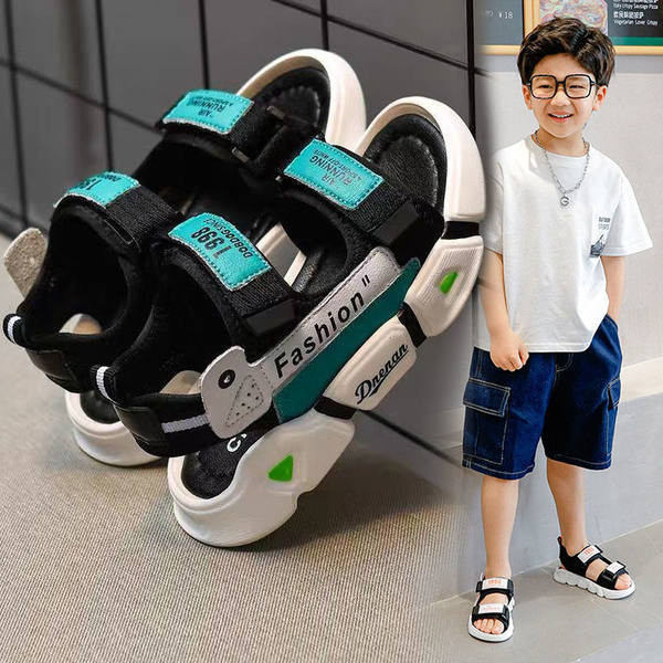 Gyerekszandál durva talppal, feliratokkal