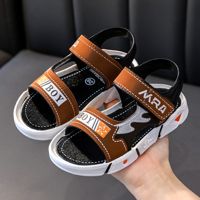 Gyermekszandál fiúknak három színben, matricával