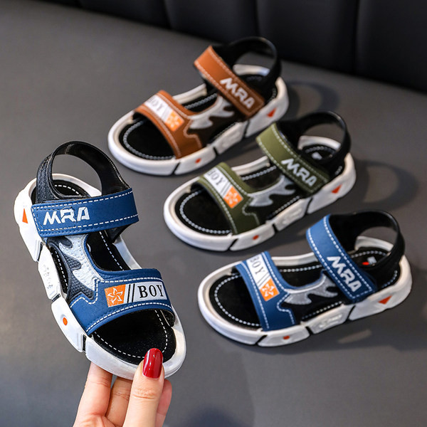 Gyermekszandál fiúknak három színben, matricával