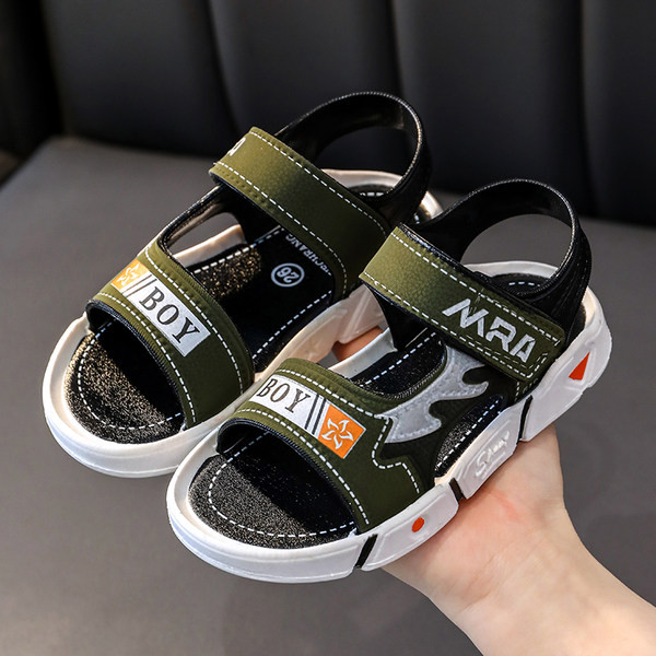 Gyermekszandál fiúknak három színben, matricával