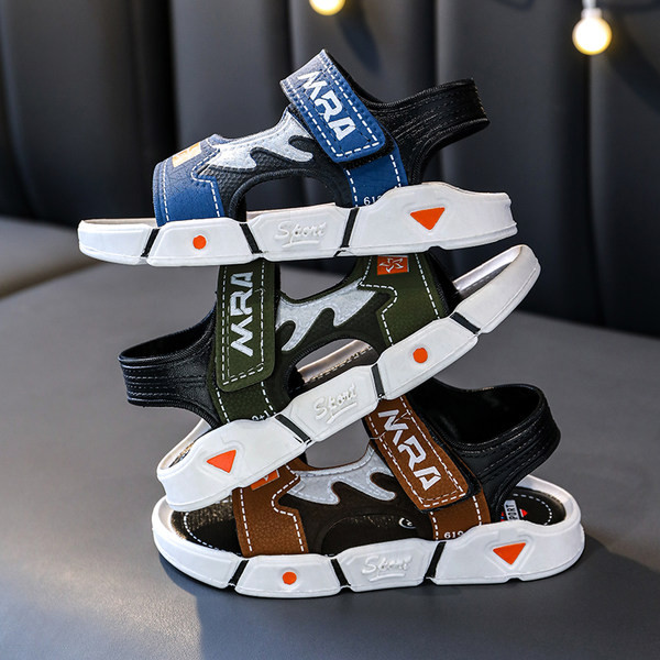 Gyermekszandál fiúknak három színben, matricával