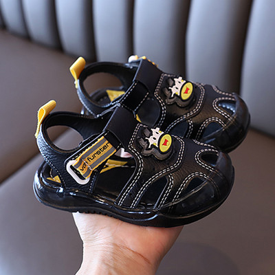 Παιδικά σανδάλια από οικολογικό δέρμα με κλειστές μύτες και πολύχρωμη απλικέ