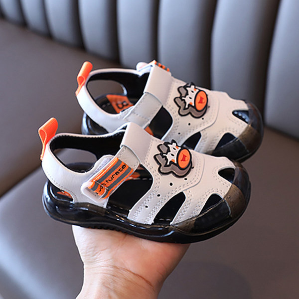 Παιδικά σανδάλια από οικολογικό δέρμα με κλειστές μύτες και πολύχρωμη απλικέ