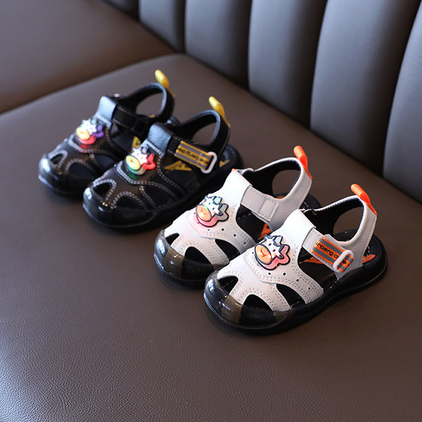 Παιδικά σανδάλια από οικολογικό δέρμα με κλειστές μύτες και πολύχρωμη απλικέ