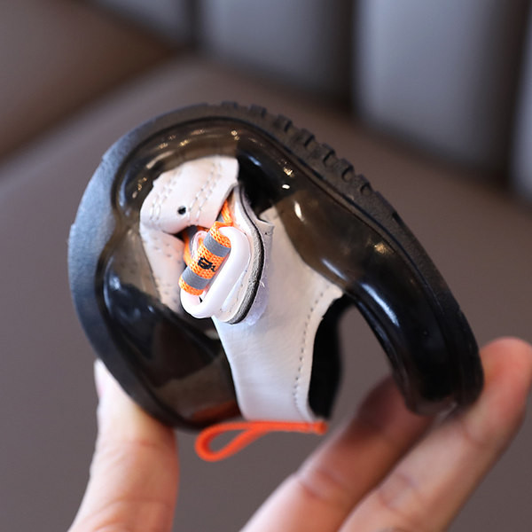 Παιδικά σανδάλια από οικολογικό δέρμα με κλειστές μύτες και πολύχρωμη απλικέ