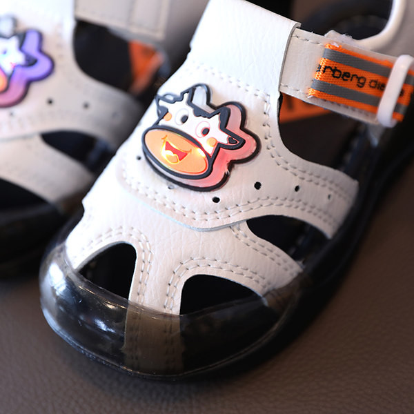 Παιδικά σανδάλια από οικολογικό δέρμα με κλειστές μύτες και πολύχρωμη απλικέ