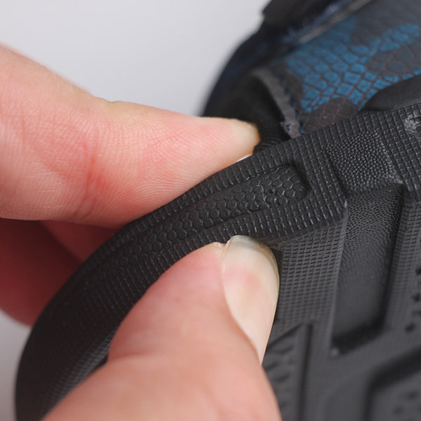 Παιδικά σανδάλια με μοτίβο παραλλαγής για αγόρια