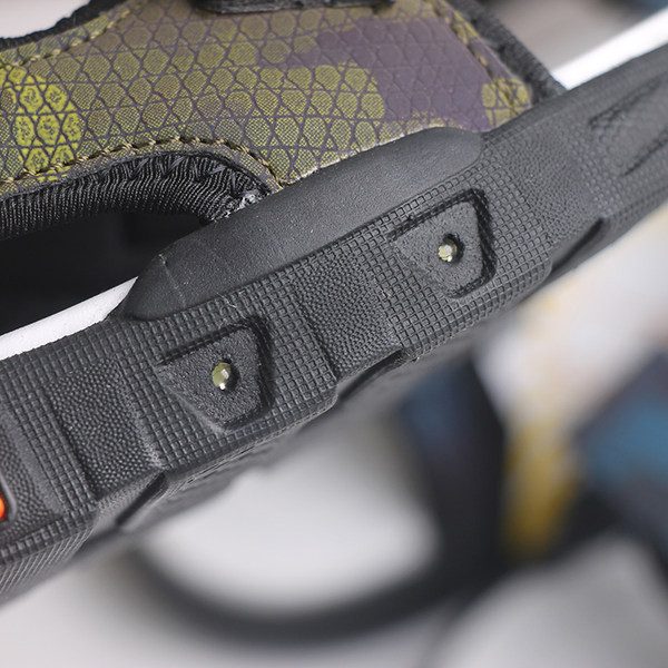 Παιδικά σανδάλια με μοτίβο παραλλαγής για αγόρια