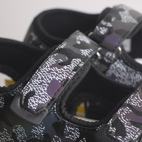 Παιδικά σανδάλια με μοτίβο παραλλαγής για αγόρια