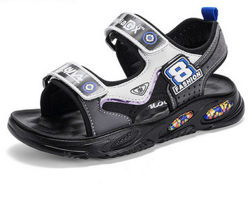 Alkalmi szandál lapos talppal és emblémával fiúknak